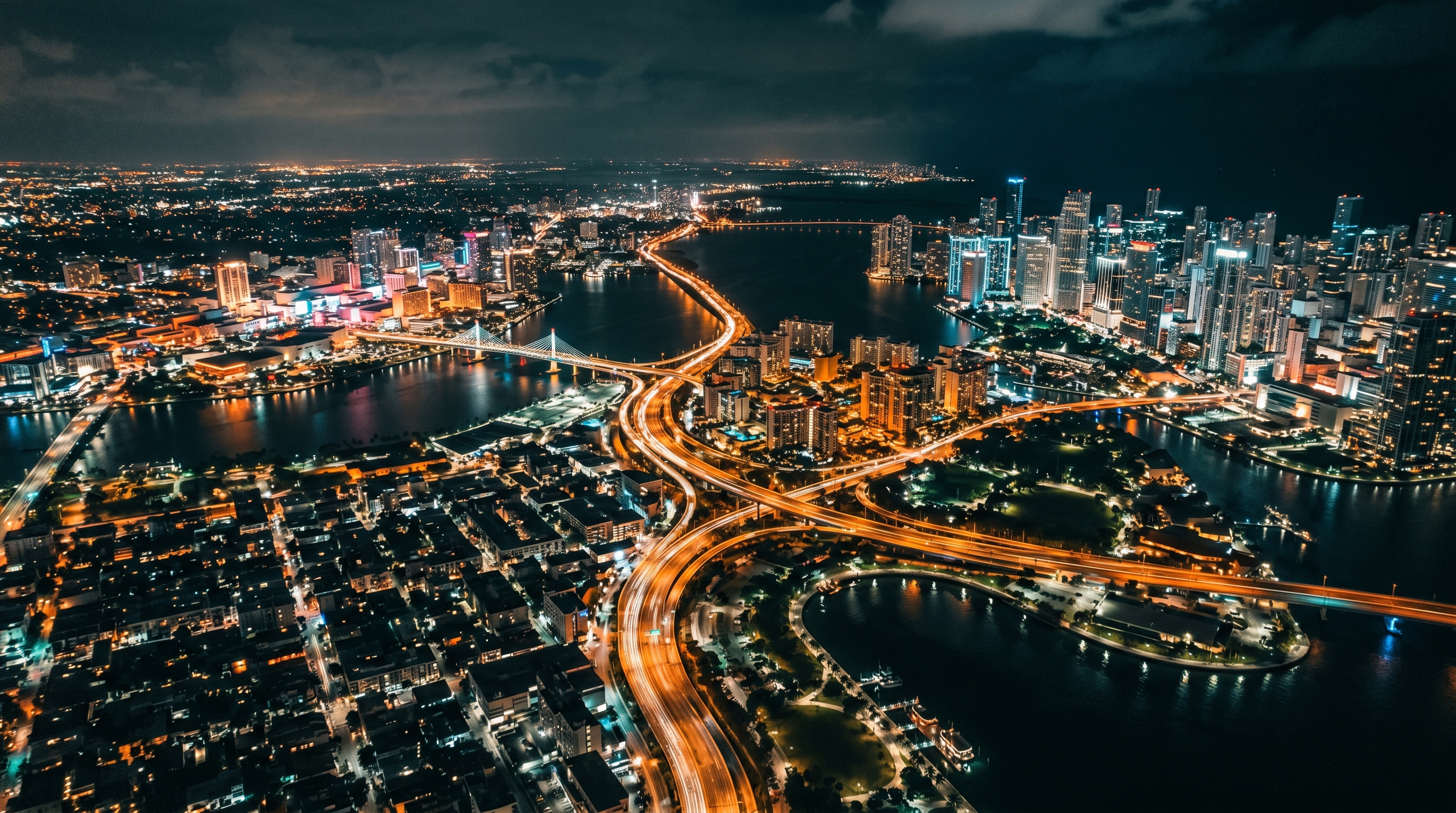 Stadtpanorama bei Nacht – Metapher für vernetzte Systeme und Zonen im Omnichannel-Prozess